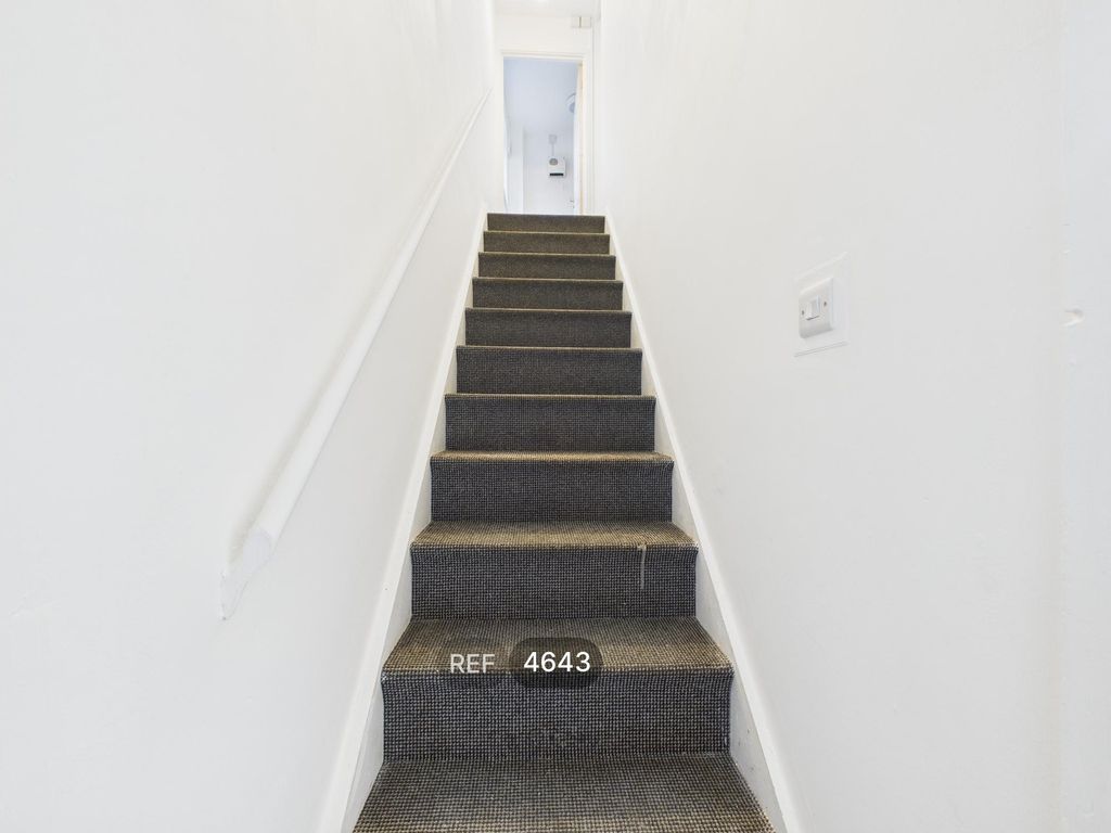 Property photo 2 of 17 Hallway