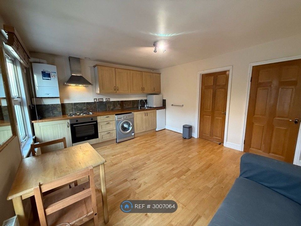 Property photo 2 of 7 Living Room/ Kitchen