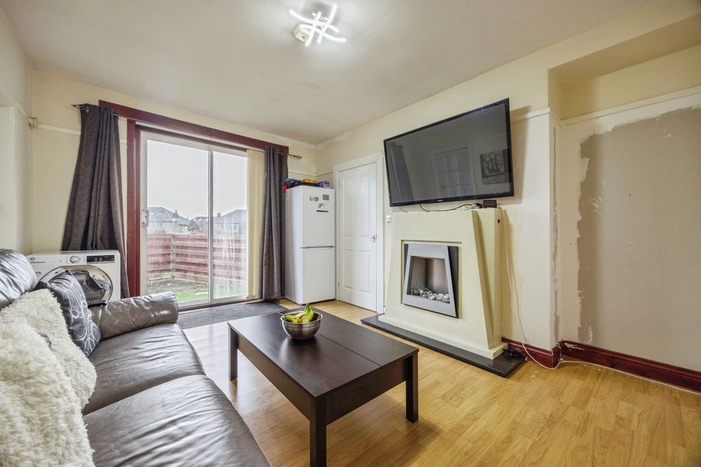 Property photo 3 of 17 2W8A7911