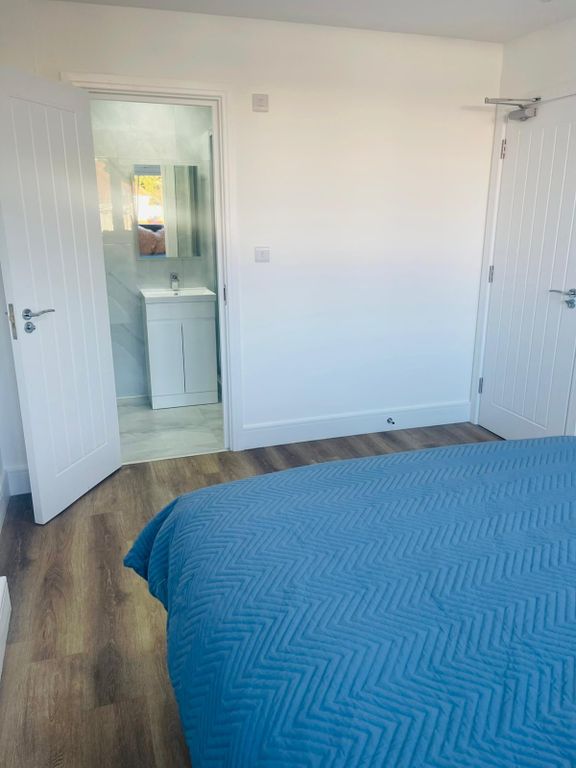 Property photo 3 of 9 Large Bedroom With En-Suite Bathroom