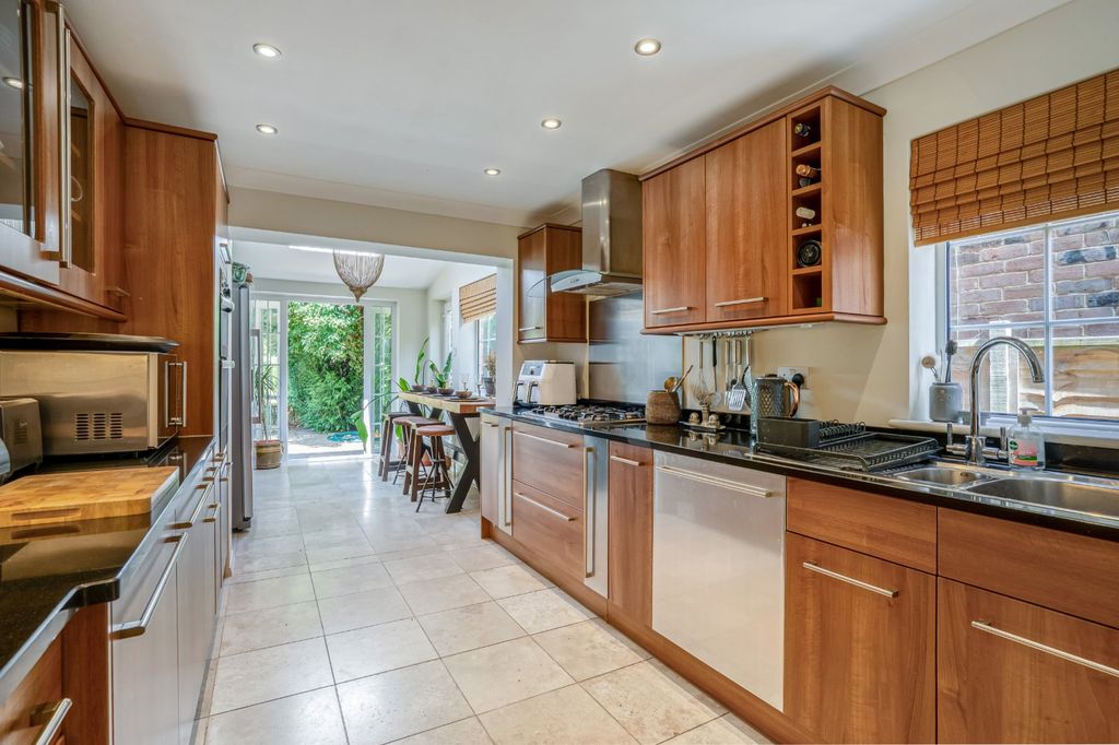 Property photo 3 of 21 Kitchen/Breakfast