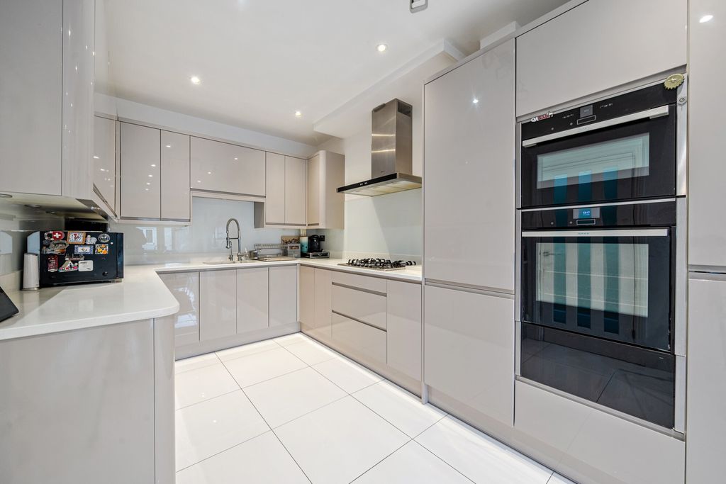 Property photo 3 of 21 Kitchen