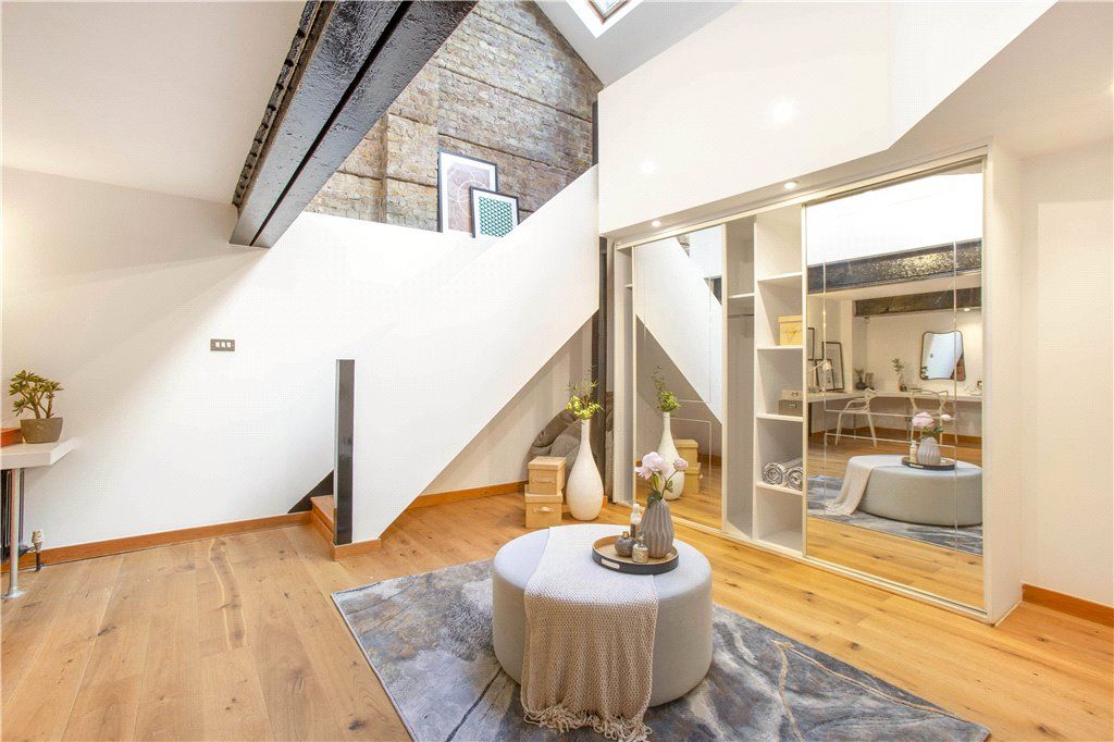 Property photo 2 of 25 Bedroom