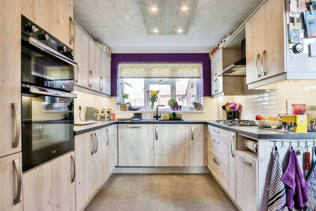 Property photo 3 of 16 Kitchen
