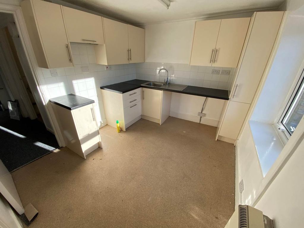 Property photo 2 of 8 Kitchen