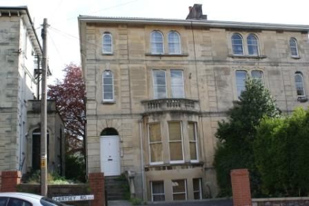 Property photo 1 of 6 4 Chertsey Road Outs