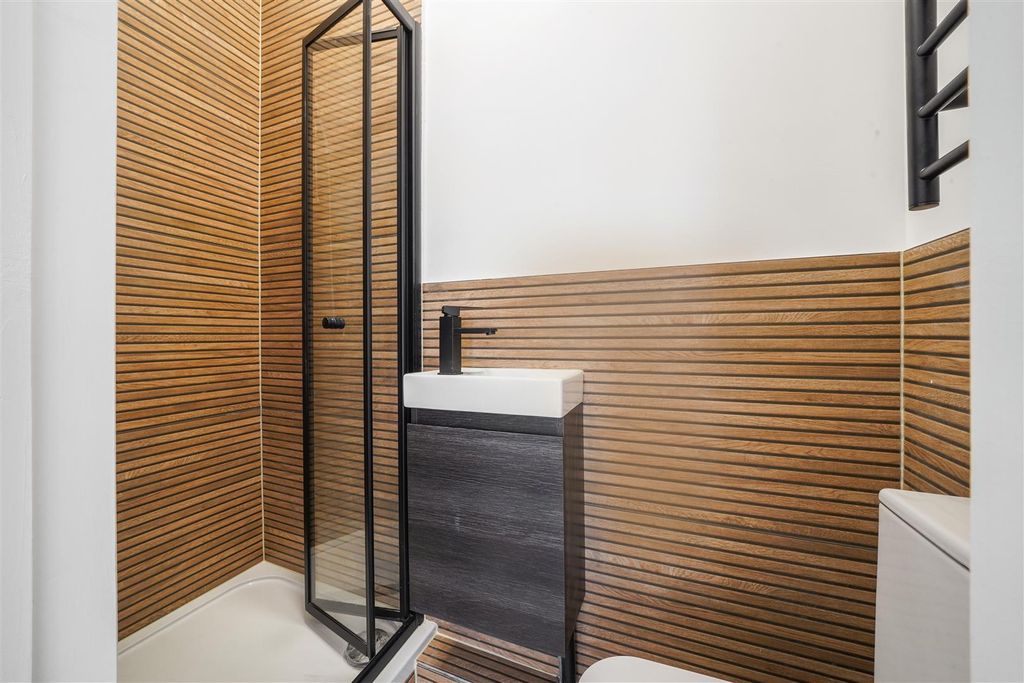 Property photo 3 of 6 En Suite Bathroom