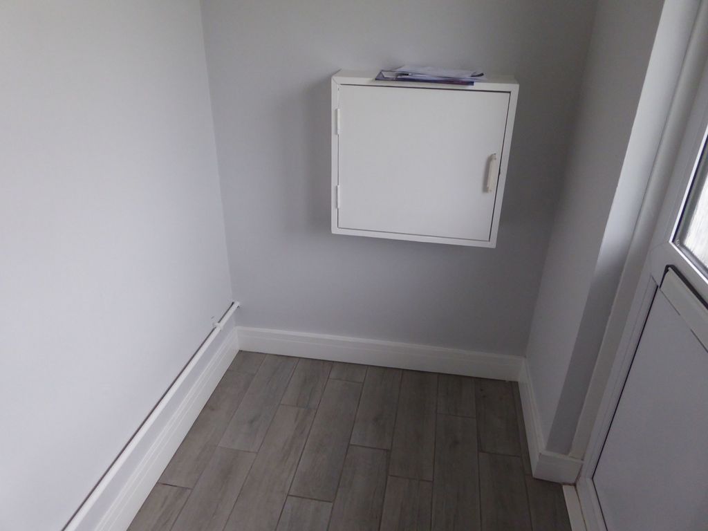 Property photo 2 of 14 Hallway