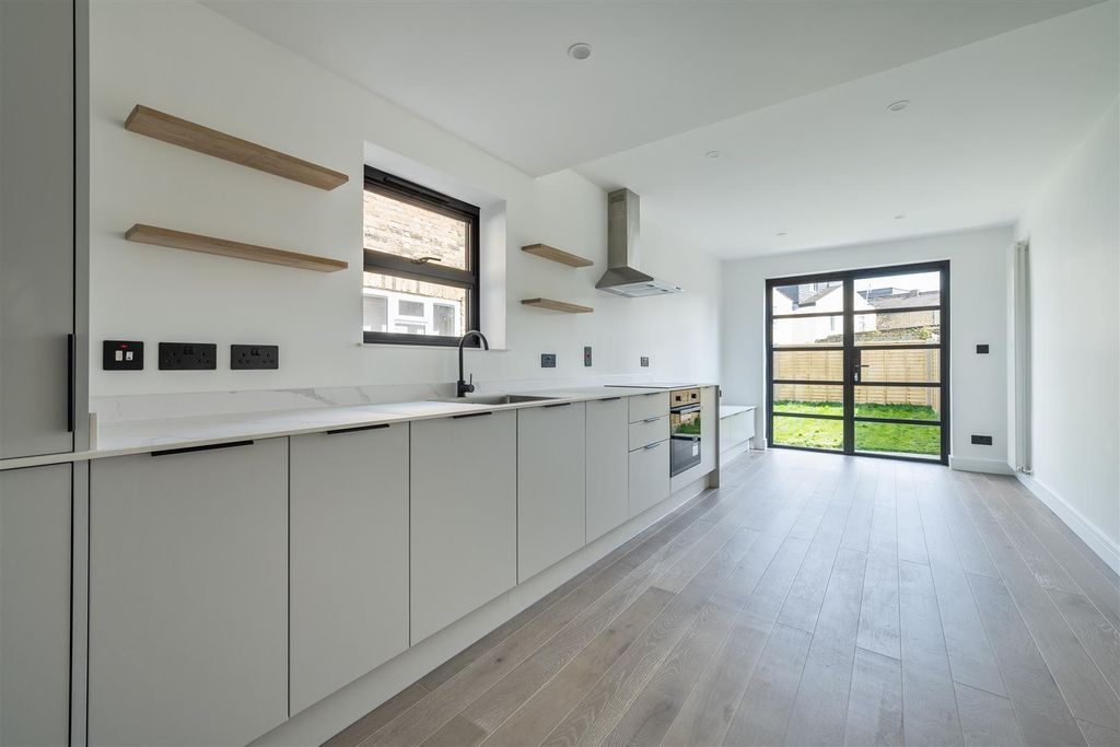 Property photo 3 of 20 Goodall Road, E11
