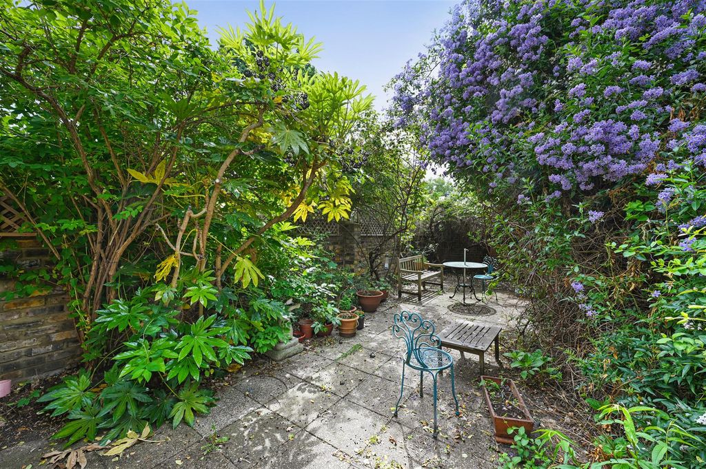 Property photo 1 of 10 Sterndale Road - Garden1 (1).Jpg