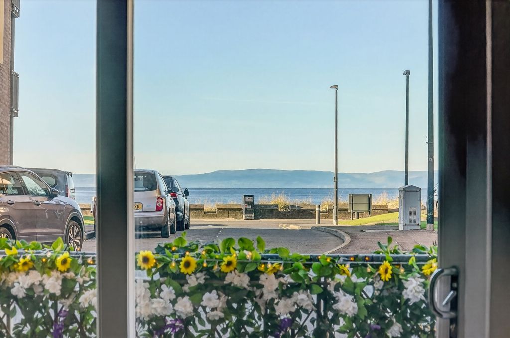 Property photo 2 of 31