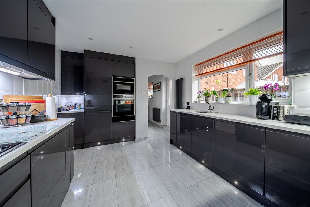 Property photo 2 of 18 1409110-9-69831c602Ffaa.Jpg