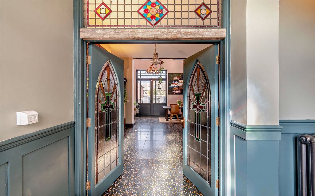 Property photo 3 of 22 Entrance