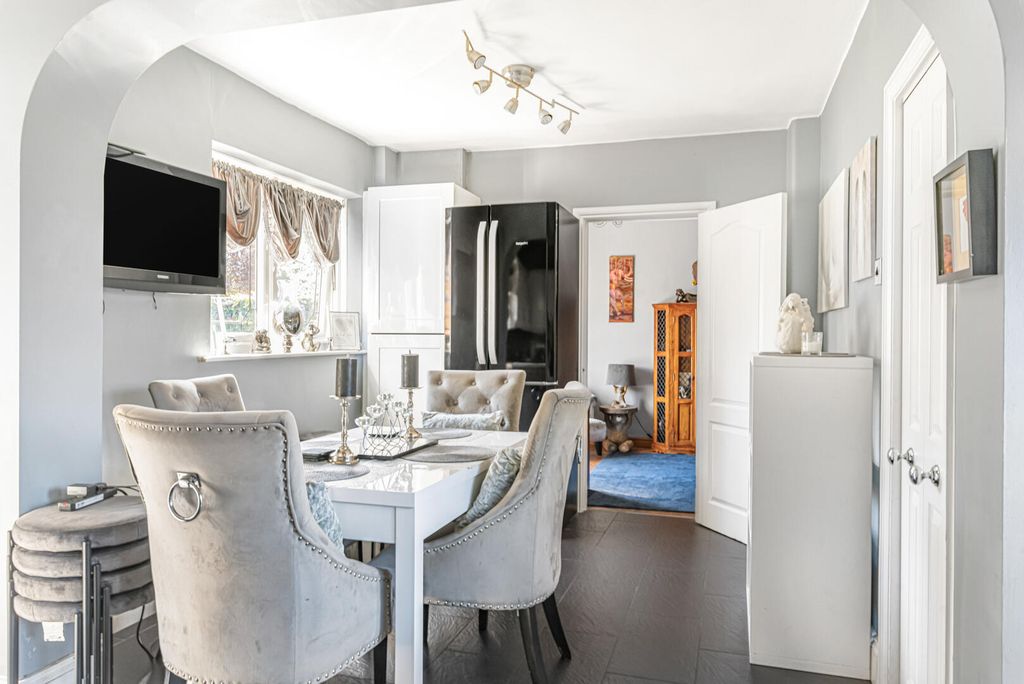 Property photo 3 of 24 Dining Room