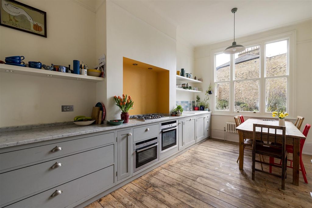 Property photo 3 of 52 Stoke Newington Common, N16
