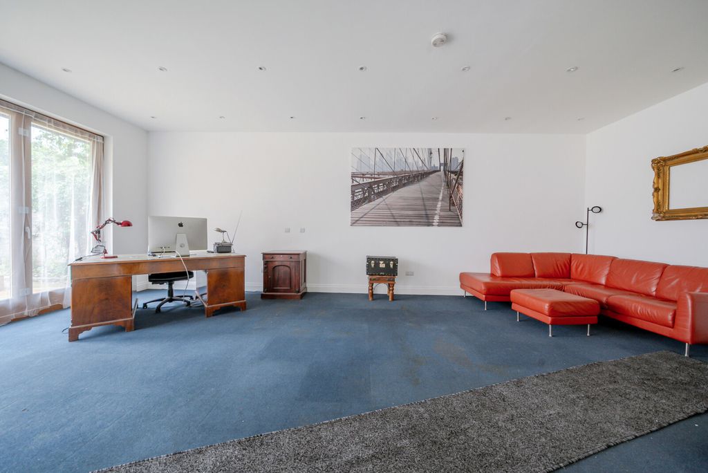 Property photo 2 of 22 1374645-9-692Dd44...