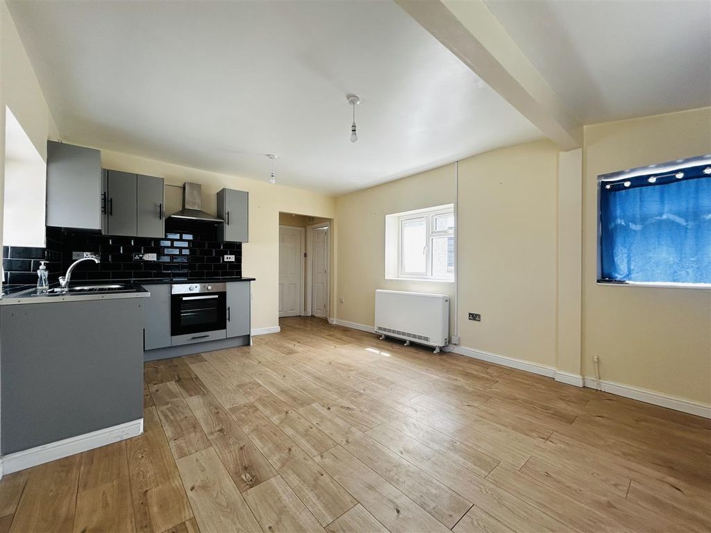 Property photo 3 of 9 Lounge Kitchenette