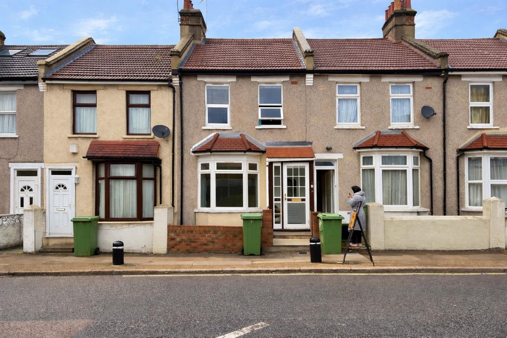 Property photo 1 of 13 Plaistow, E13 House For Sale By Barrain London Est