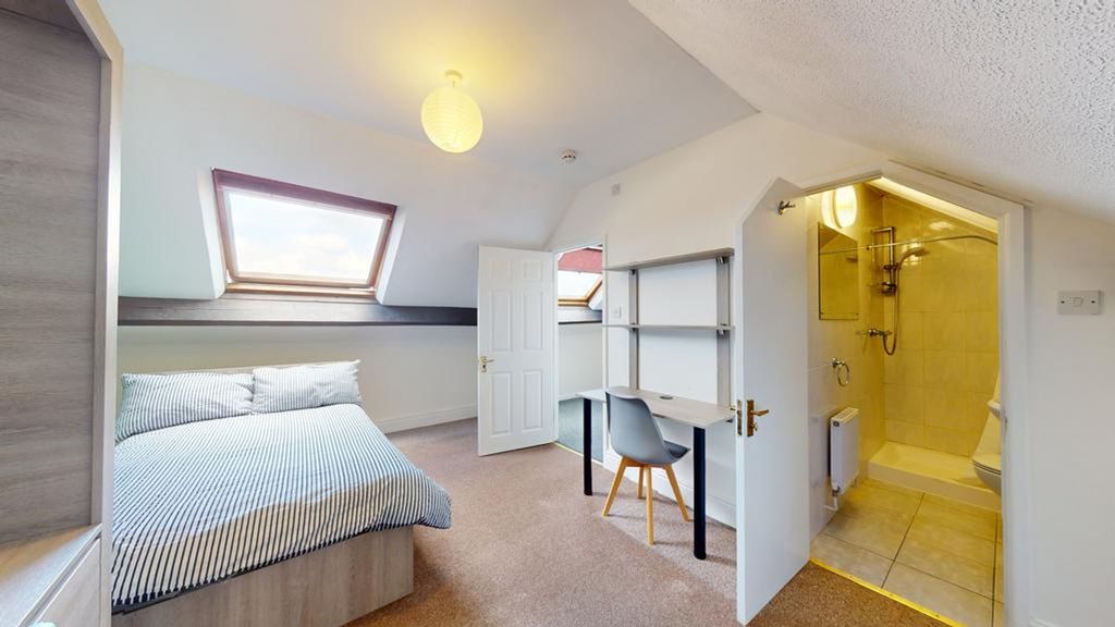 Property photo 2 of 25 A Spacious And Bright Large Double Bedroom With An...