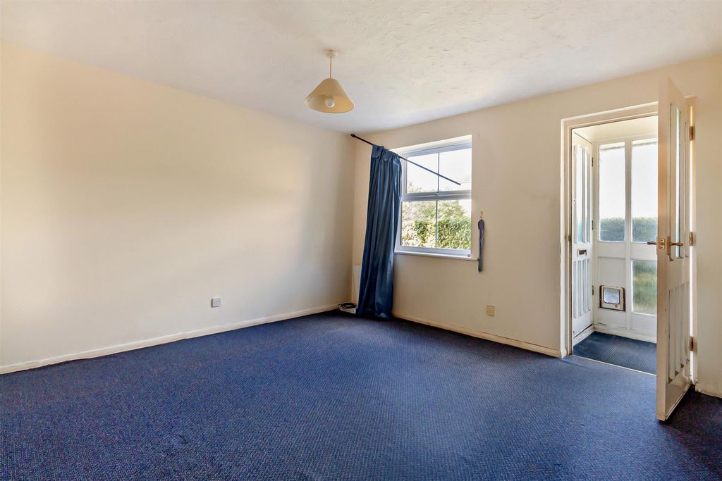 Property photo 3 of 14 8656088-Interior02-800.Jpg