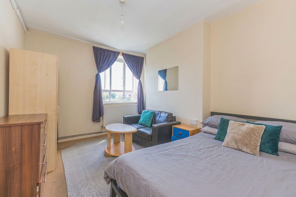 Property photo 3 of 5 Bedroom