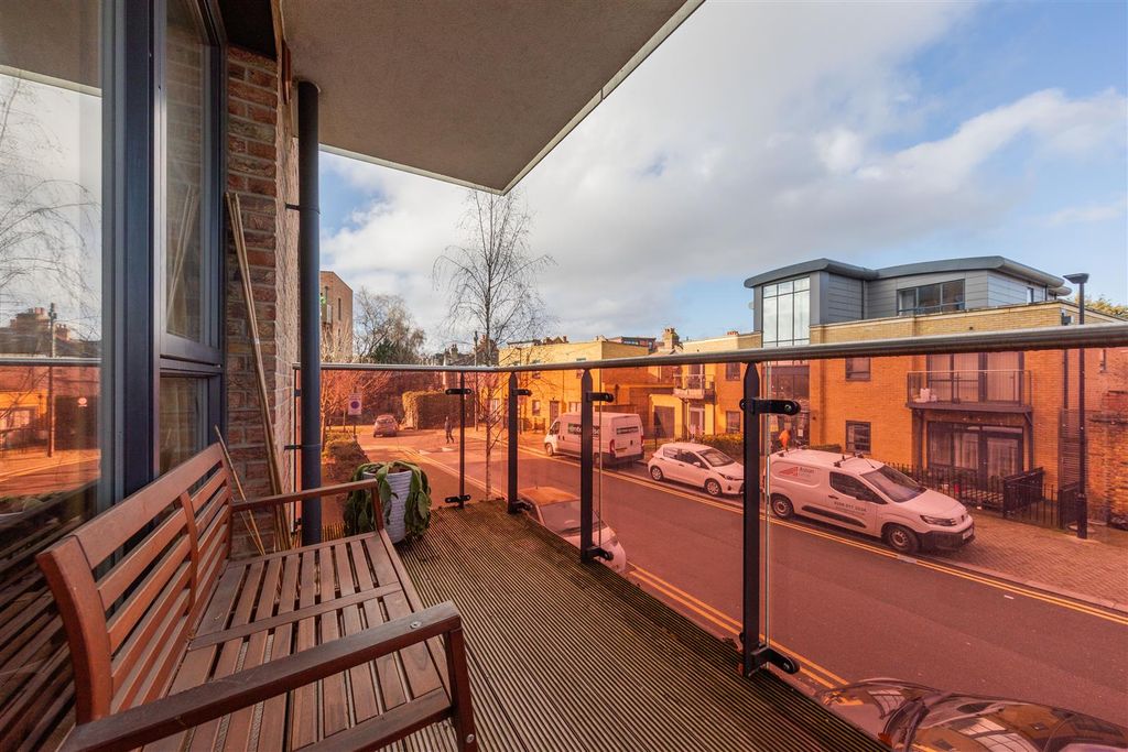 Property photo 3 of 21 Marlowe Road, E17