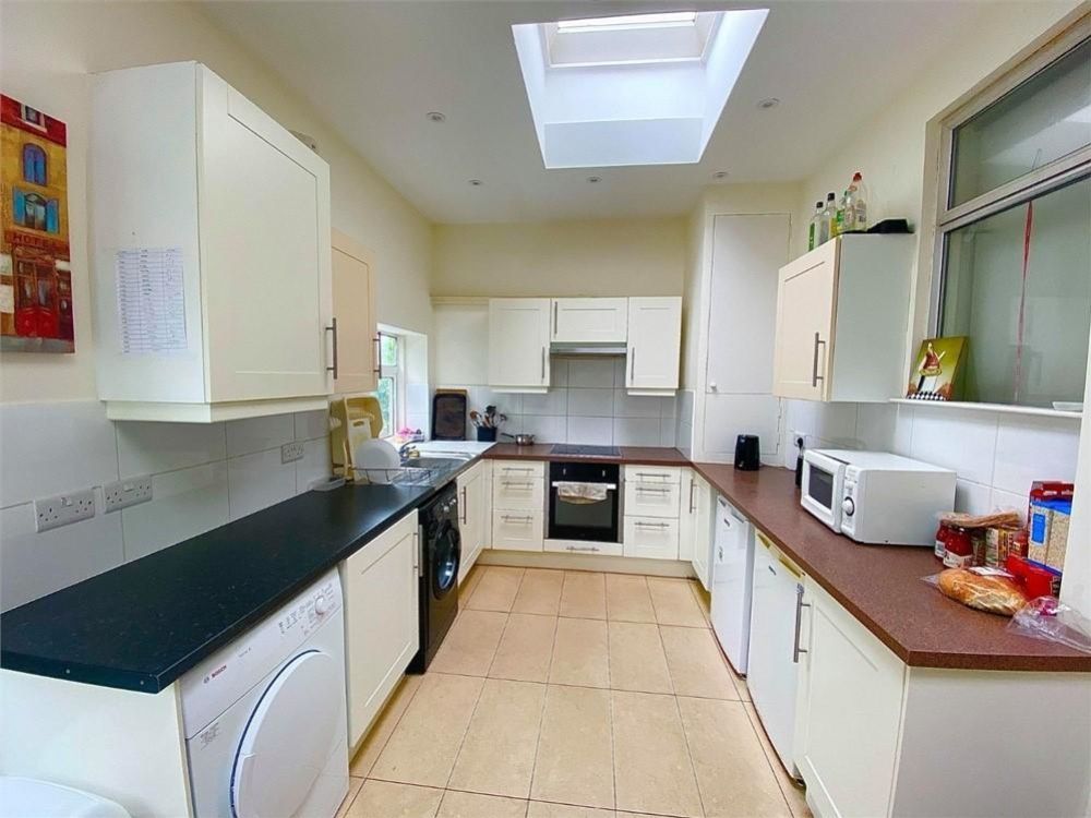 Property photo 3 of 11 Kitchen