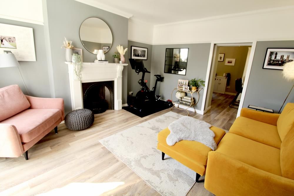 Property photo 3 of 16 Lounge − Photograph 3
