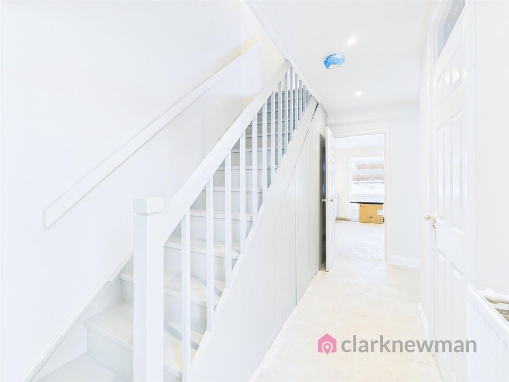 Property photo 2 of 17 Entrance Hall