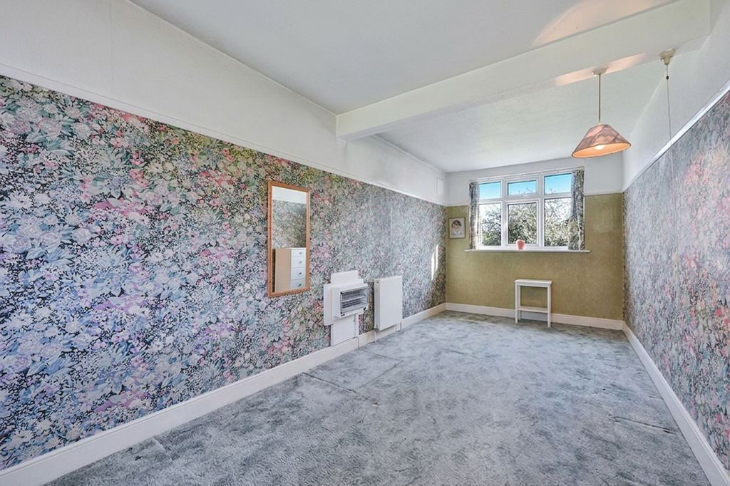 Property photo 3 of 12 Newbury Gardens, Kt19 0Pd