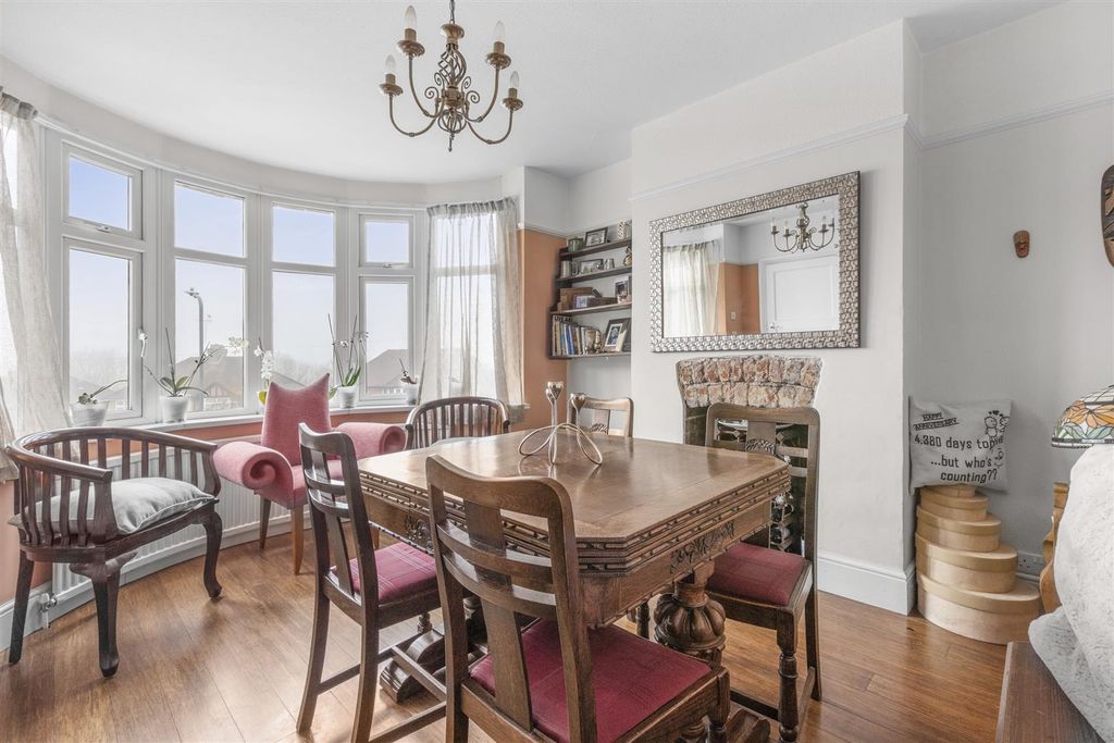 Property photo 2 of 15 61 Southfield Rd, Hp13 5Jz-5.Jpg