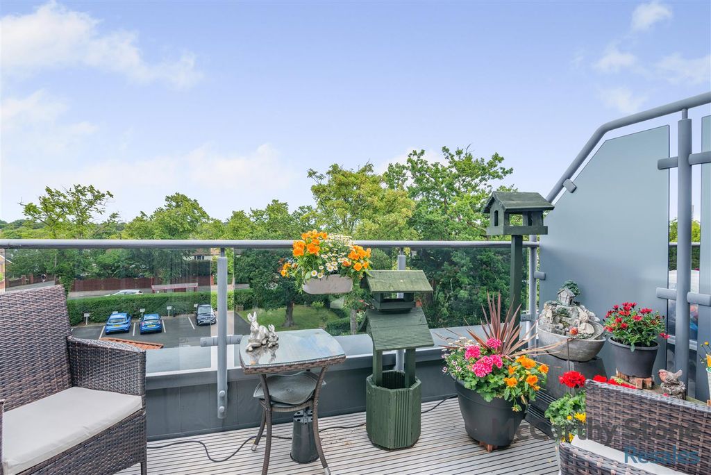 Property photo 1 of 18 8654638-Exterior02.Jpg