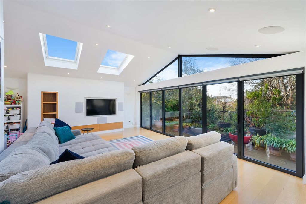 Property photo 3 of 35 Heath Drive, 20 (23).Jpg