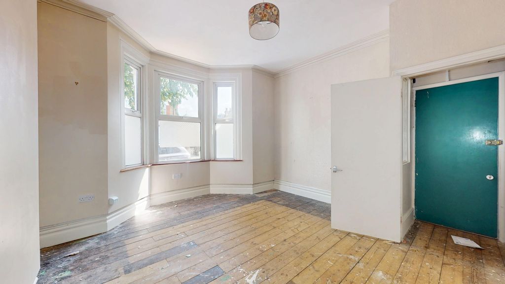 Property photo 2 of 15 Flat 7A Elthorne Park Road, Hanwell, London, W7 2Jb