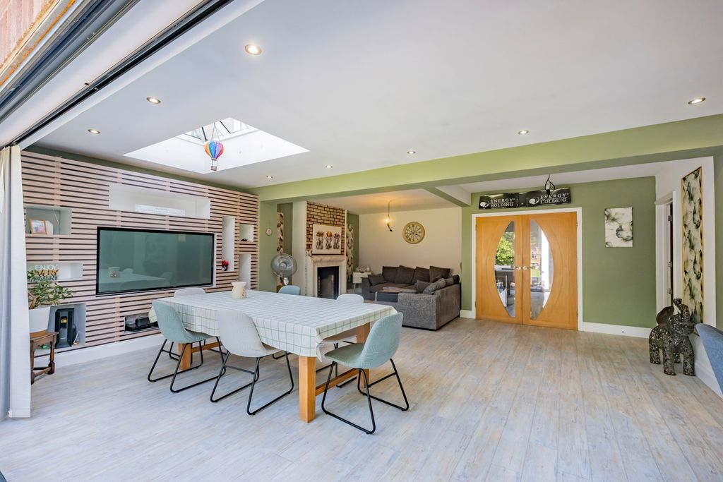 Property photo 2 of 32