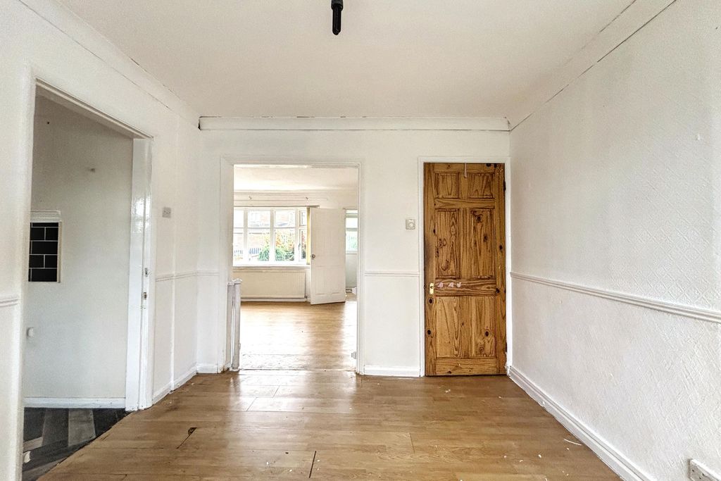 Property photo 2 of 12 25 Chatsworth Rise, Rotherham, South Yorkshire, S60 5LX
