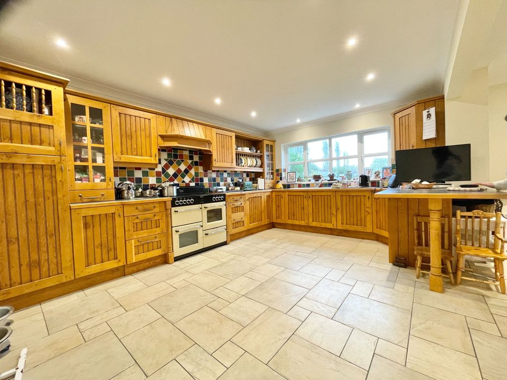 Property photo 2 of 37