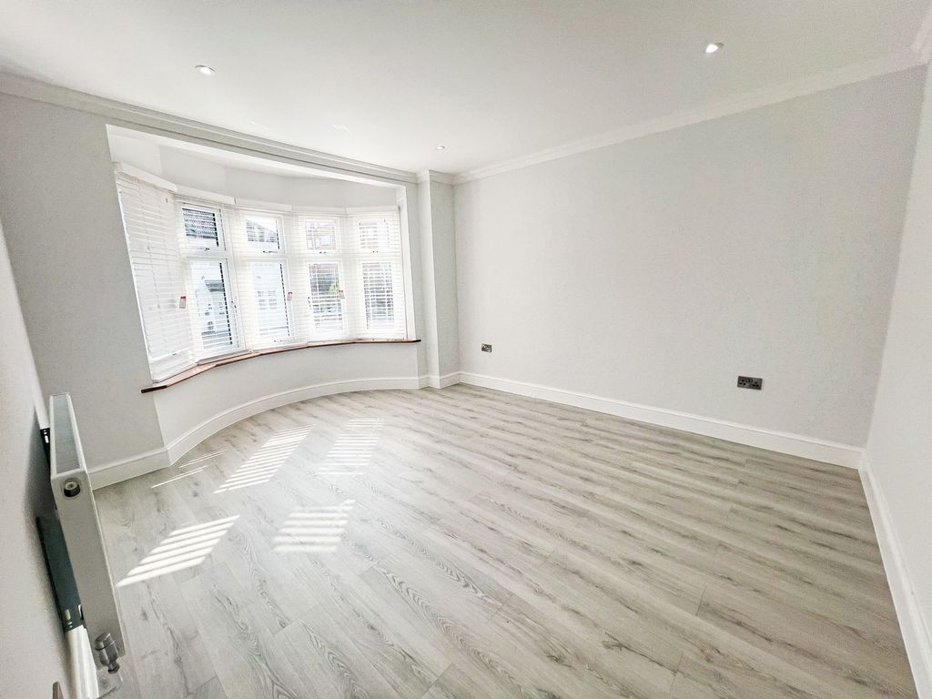 Property photo 2 of 4 Tomswood Hill Ig6