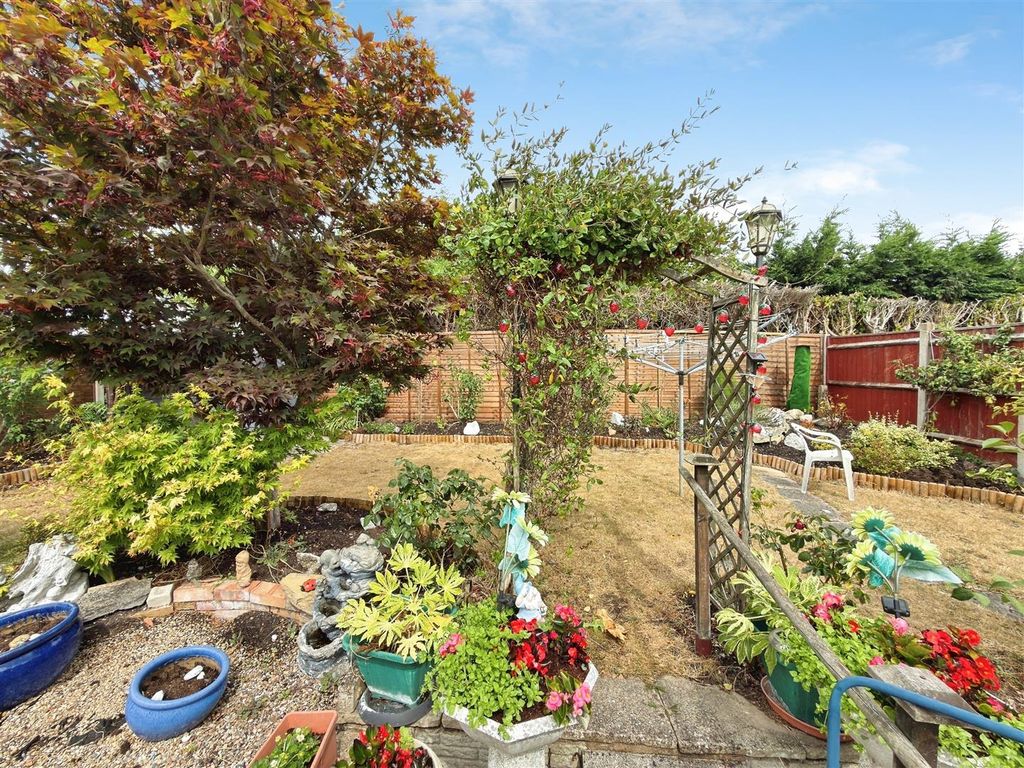 Property photo 2 of 15 Pebble Close (3).Jpg