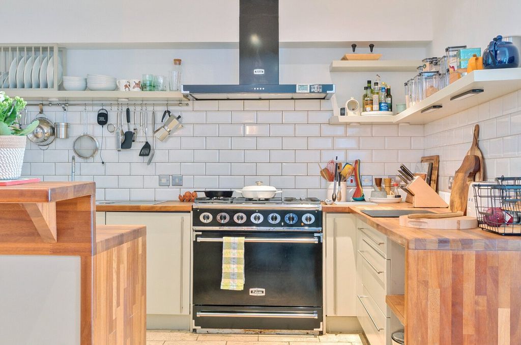 Property photo 3 of 4 Kitchen