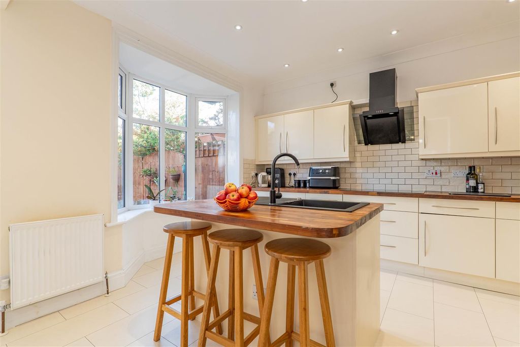 Property photo 3 of 29 Kitchen/Breakfast Room