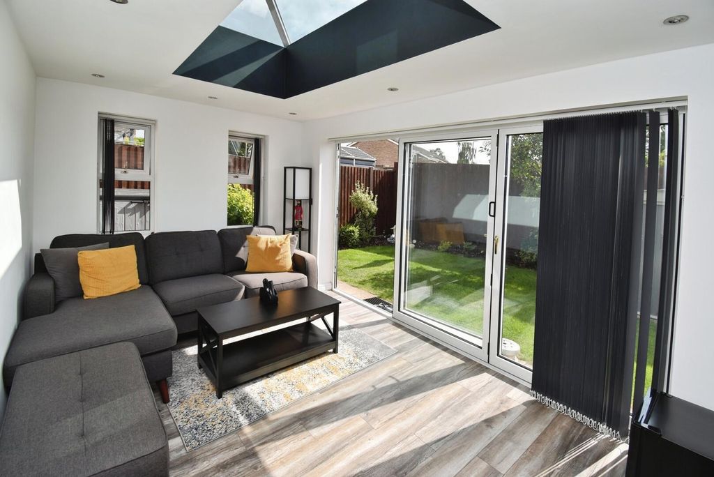 Property photo 3 of 20 Conservatory