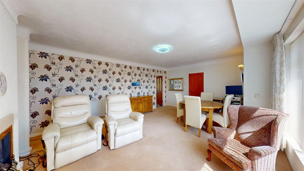 Property photo 2 of 28 Hilltop Road Living Room