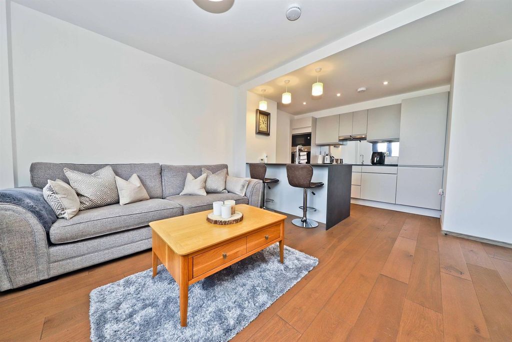 Property photo 1 of 12 Lining Area