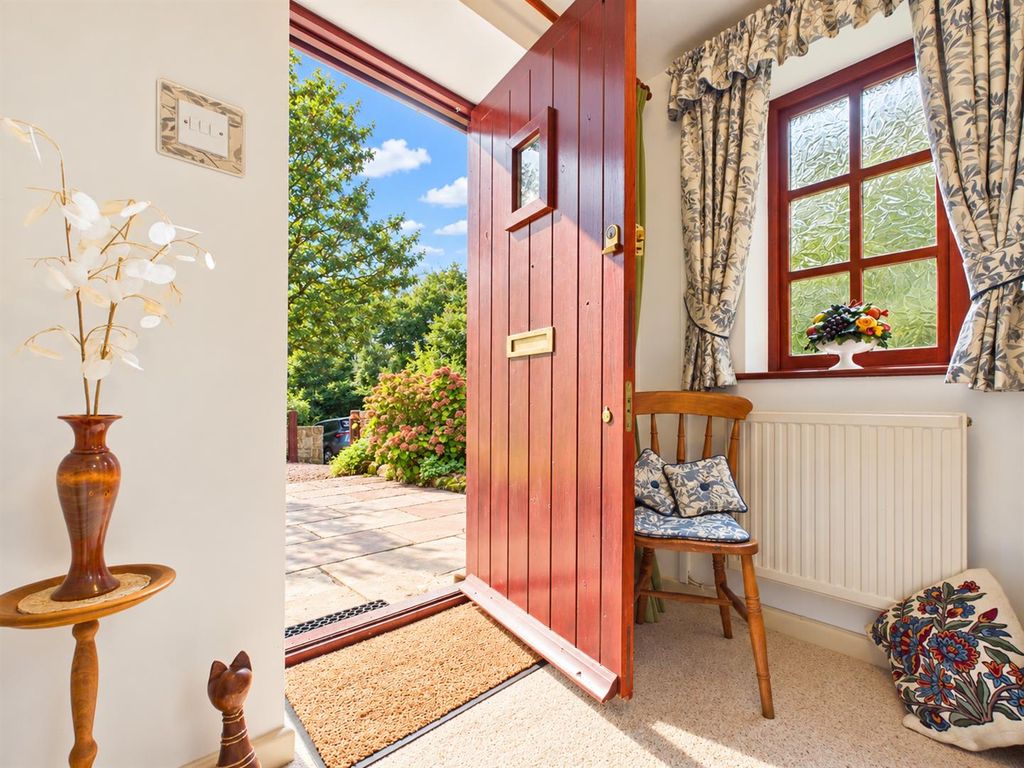 Property photo 2 of 37 Entrance Hall