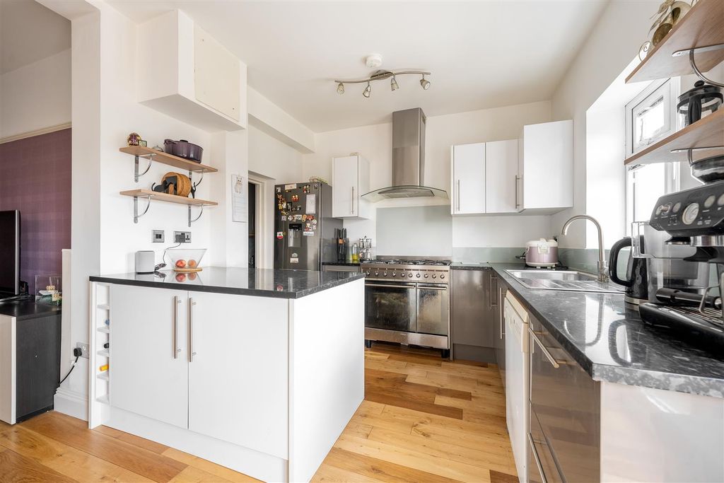 Property photo 3 of 32 Wadham Avenue, E17