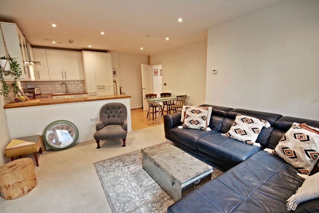 Property photo 2 of 32 101 Qmh - Reception-Door