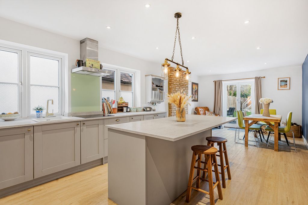 Property photo 2 of 27