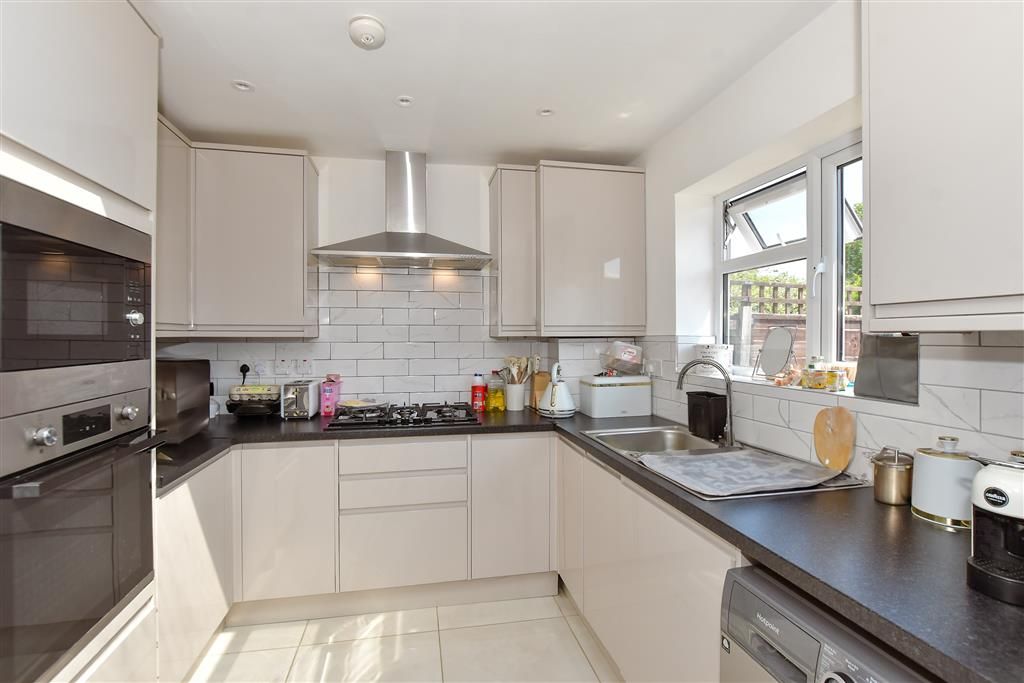 Property photo 2 of 8 Kitchen/Breakfast Area