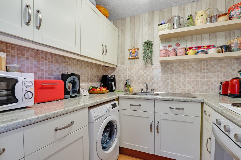 Property photo 3 of 11 04-30B5Jhpropwpen - 24 Orchard Grove - 25.Jpg